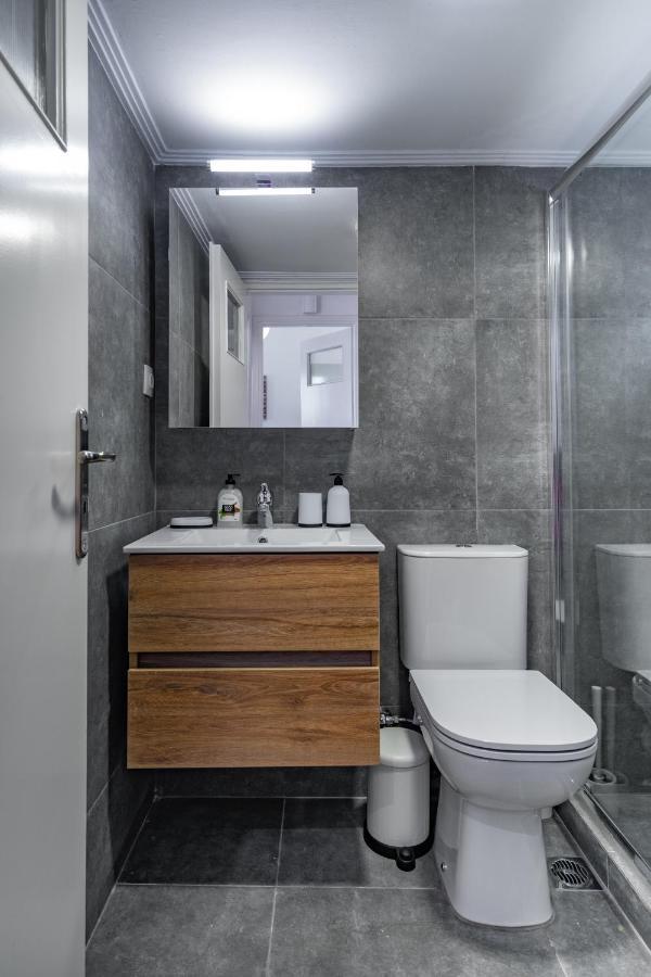 Апартаменты Newly Renovated 2Br Apt! Афины Экстерьер фото